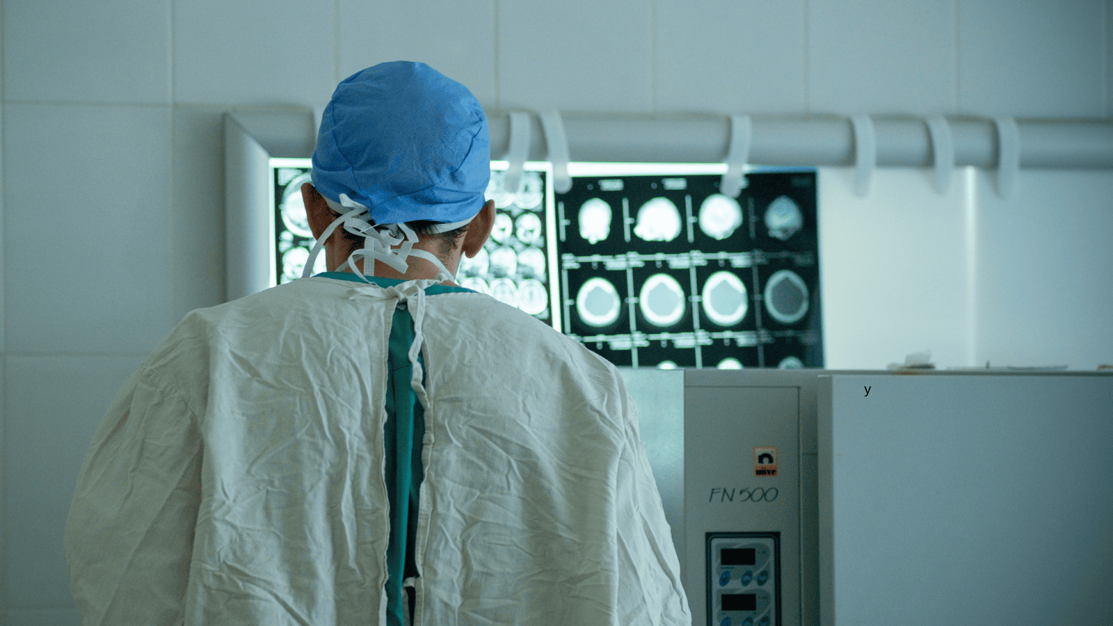 Jak zostać lekarzem w Polsce? choćby nie trzeba mieć matury. NIL ostrzega, ministerstwo milczy