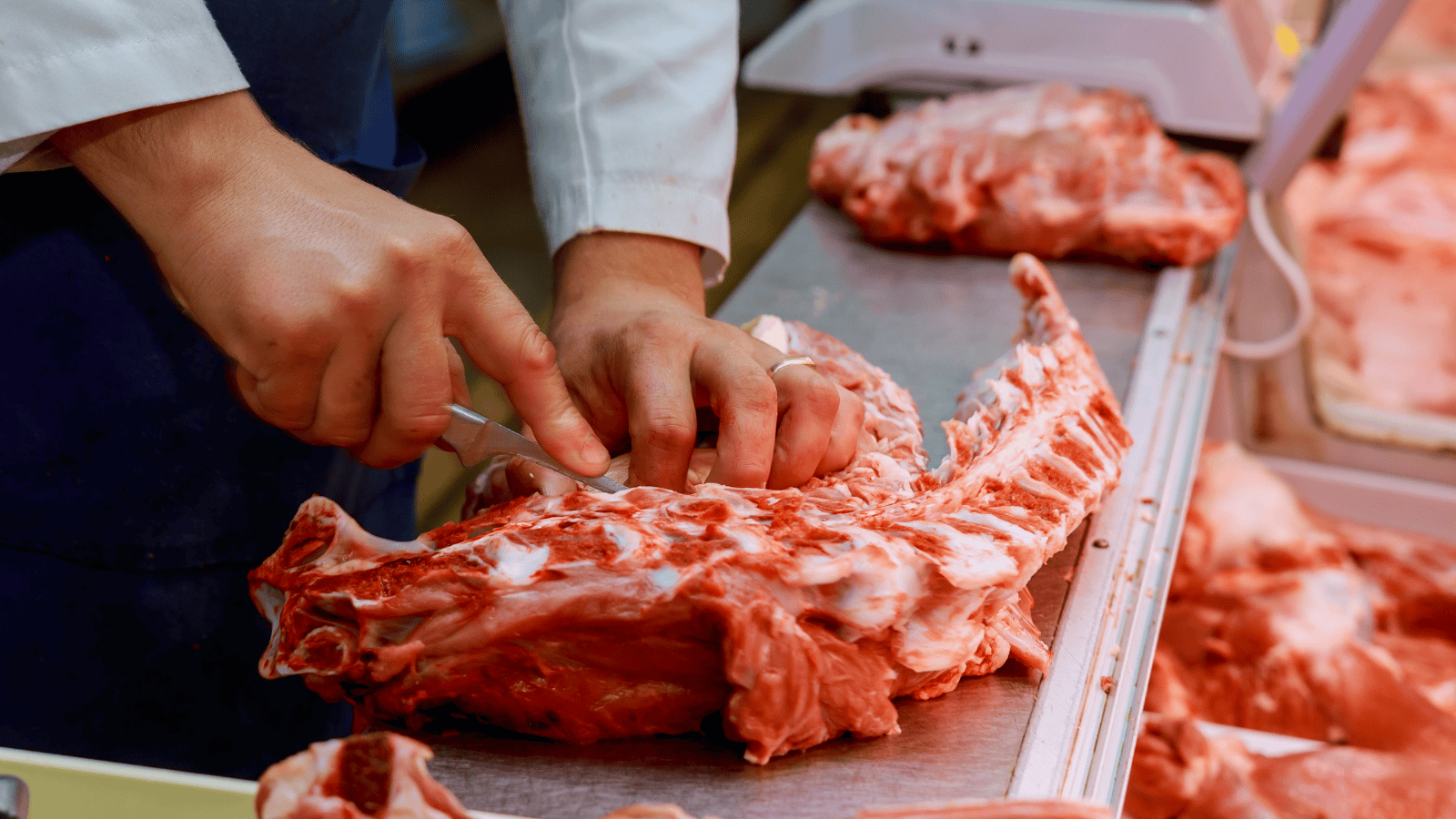 Wiadomo, skąd pochodzi mięso z Dino. Polacy kupują je w mięsnym w markecie