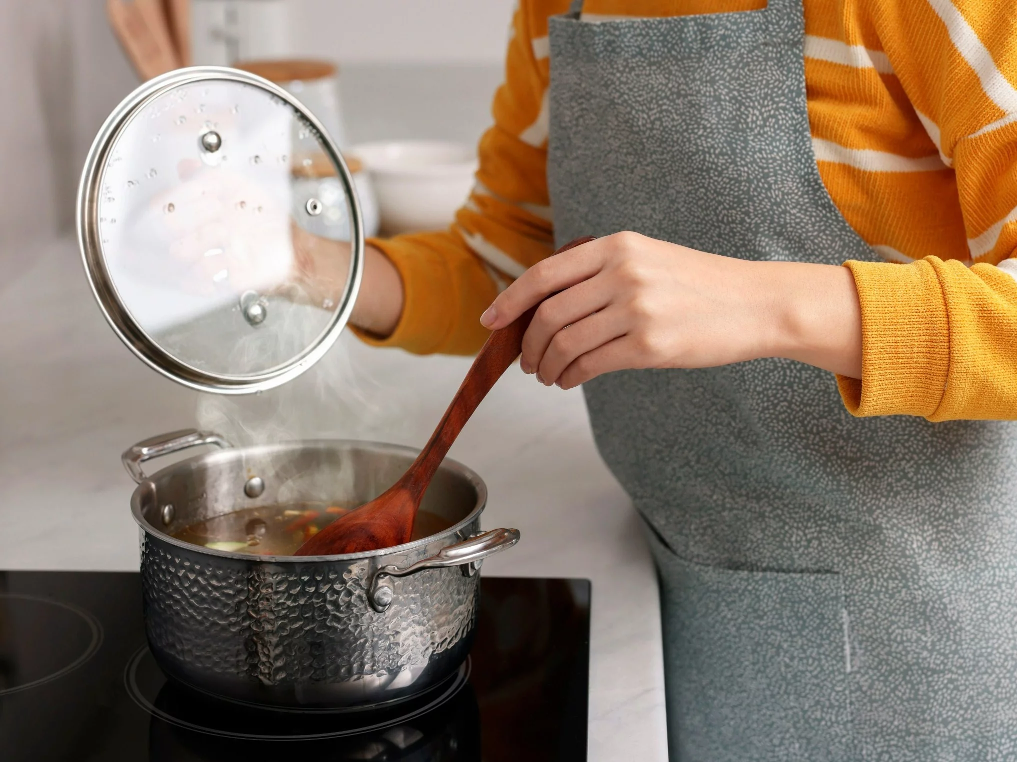 Zupa przeciwzapalna od dietetyka. Przepis z czosnkiem, kurkumą i brokułem
