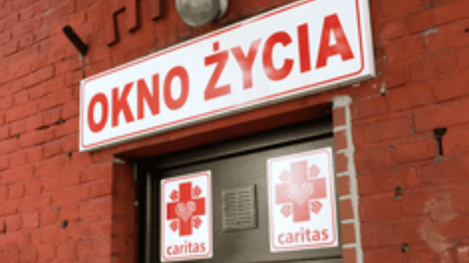 Alarm w polskim mieście – 1,5-roczne dziecko znalezione w oknie życia. Obok leżała tylko kartka z imieniem